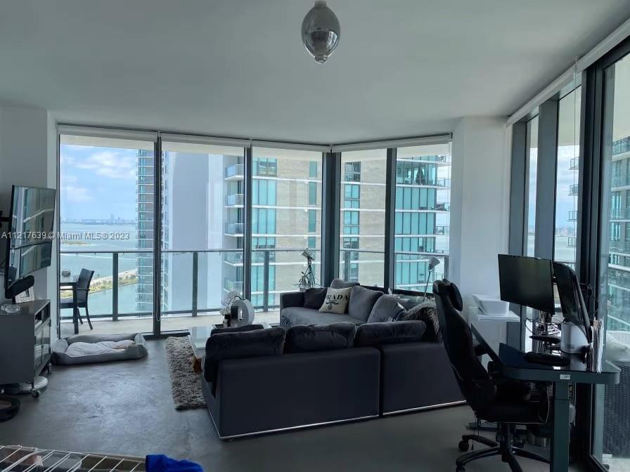 Amazing 3 bedrooms 2 baths unit on the 33rd floor with bay and city view. Building is closed to Midtown, Downtown and Brickell. Walking distance to restaurants, Shopping and etc. Investors only.