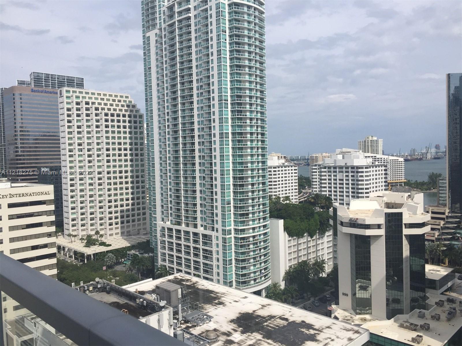 Spectacular 1 bedroom corner unit facing East in the heart of Brickell. Unit features: wrap around balcony, tile floors, granite counter tops and Italian style kitchen, stainless steel appliances, walk-in closest and much more! Building offers great amenities and walking distance to Brickell City Center Mall, a variety of restaurants, commercial area, supermarkets, upcoming Miami Beach centre and fifteen minutes away from the airport. Building is over Brickell Avenue and has dual entrance.