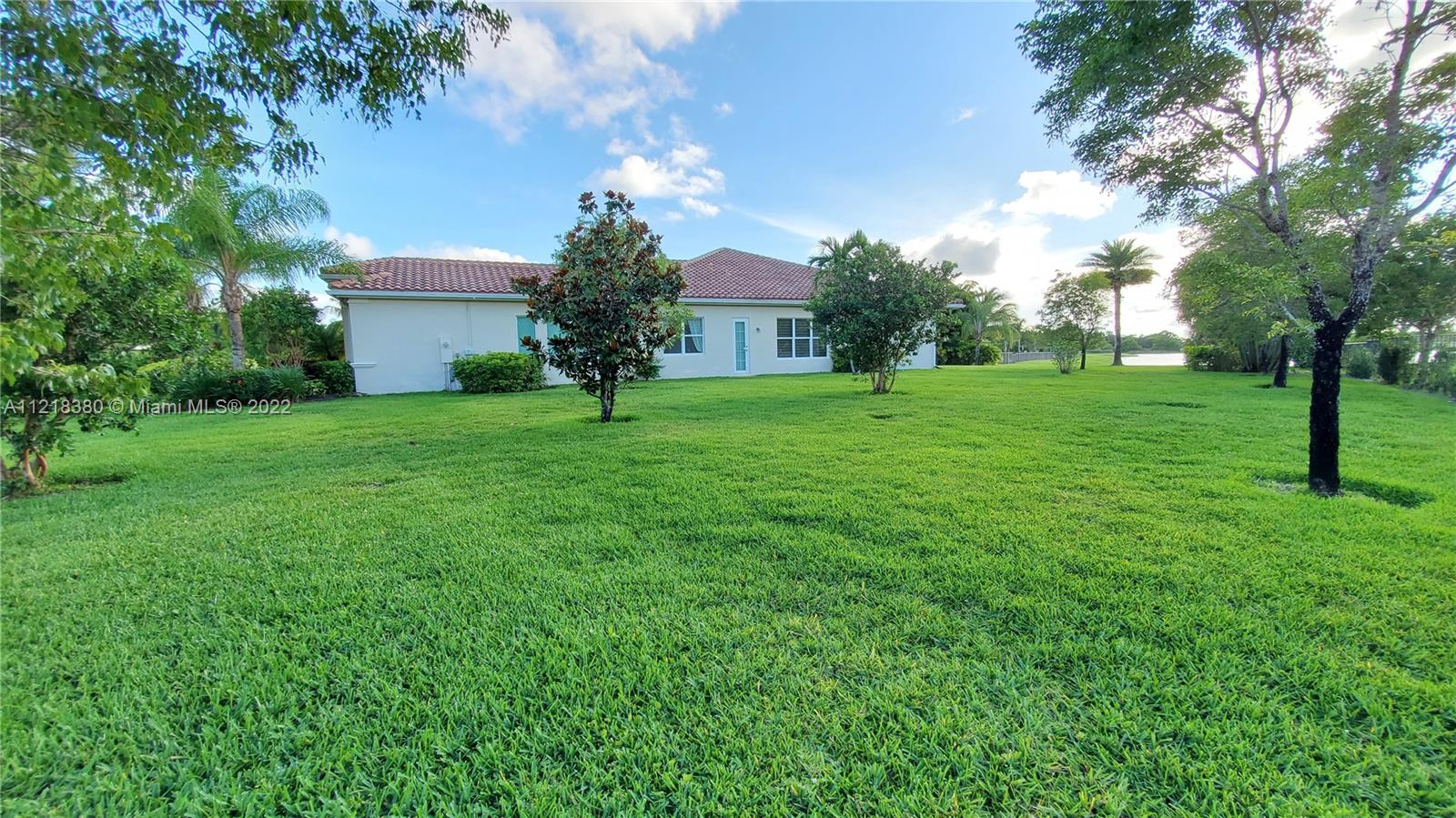 Side view. A lot of yard space between neighboring homes. Great privacy