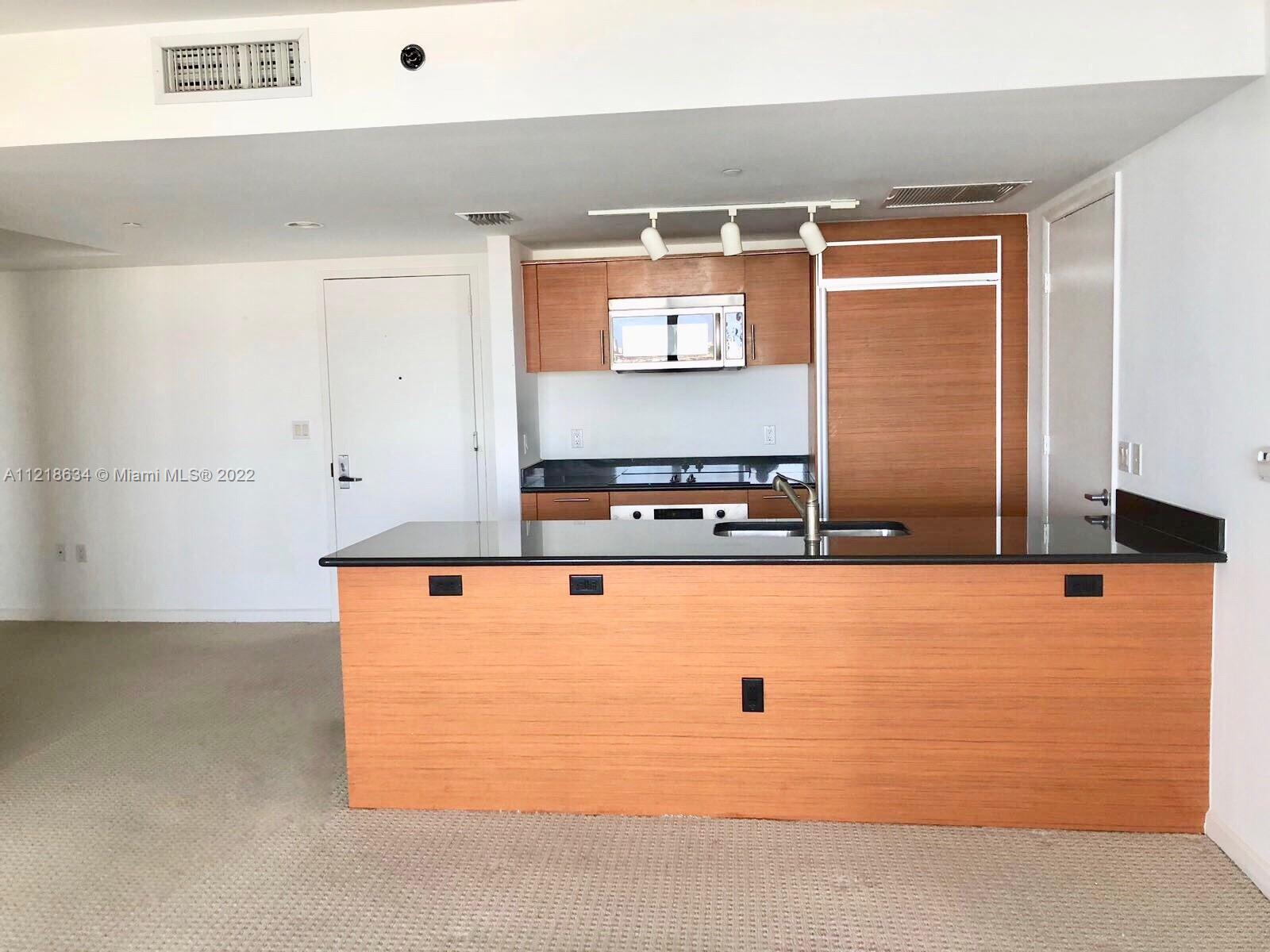 Beautiful unit 2+Den with Water Views, SS, Carpet, near Shopping Centers, Bayside, South Beach, Brickell Area, I-95. Must See!!!