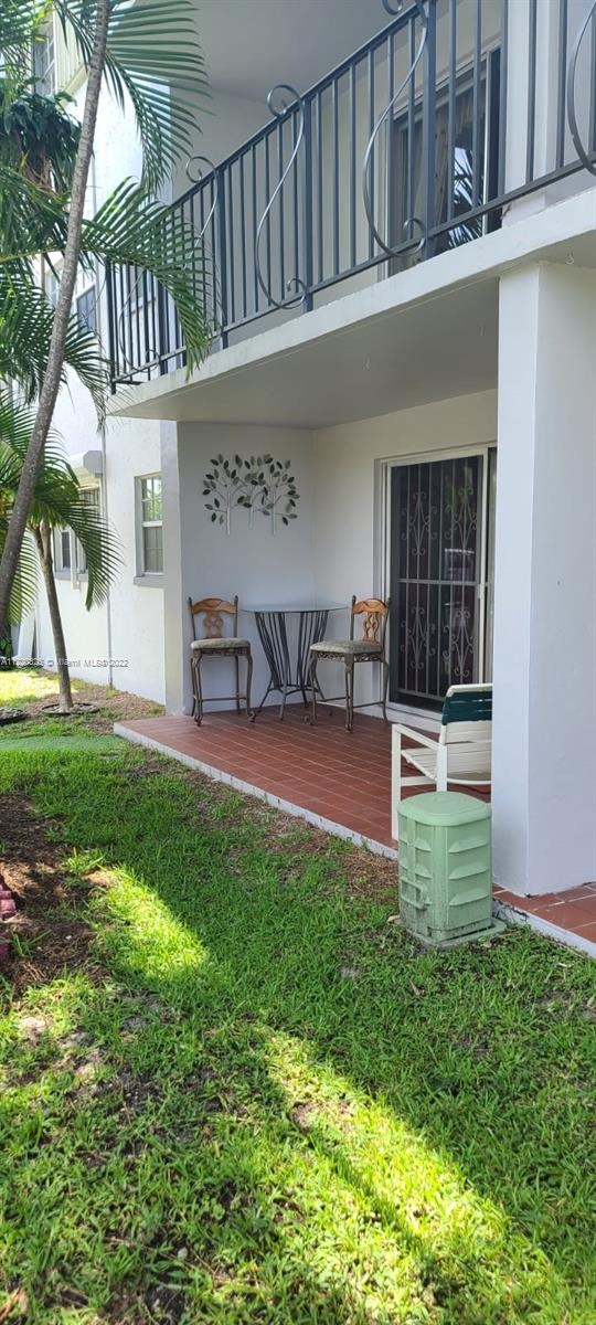 beautiful flooring througout the house, very spacios corner unit, with patio and plants outside the unit.  Very well located close to the mall, expressways, us1, metrorail