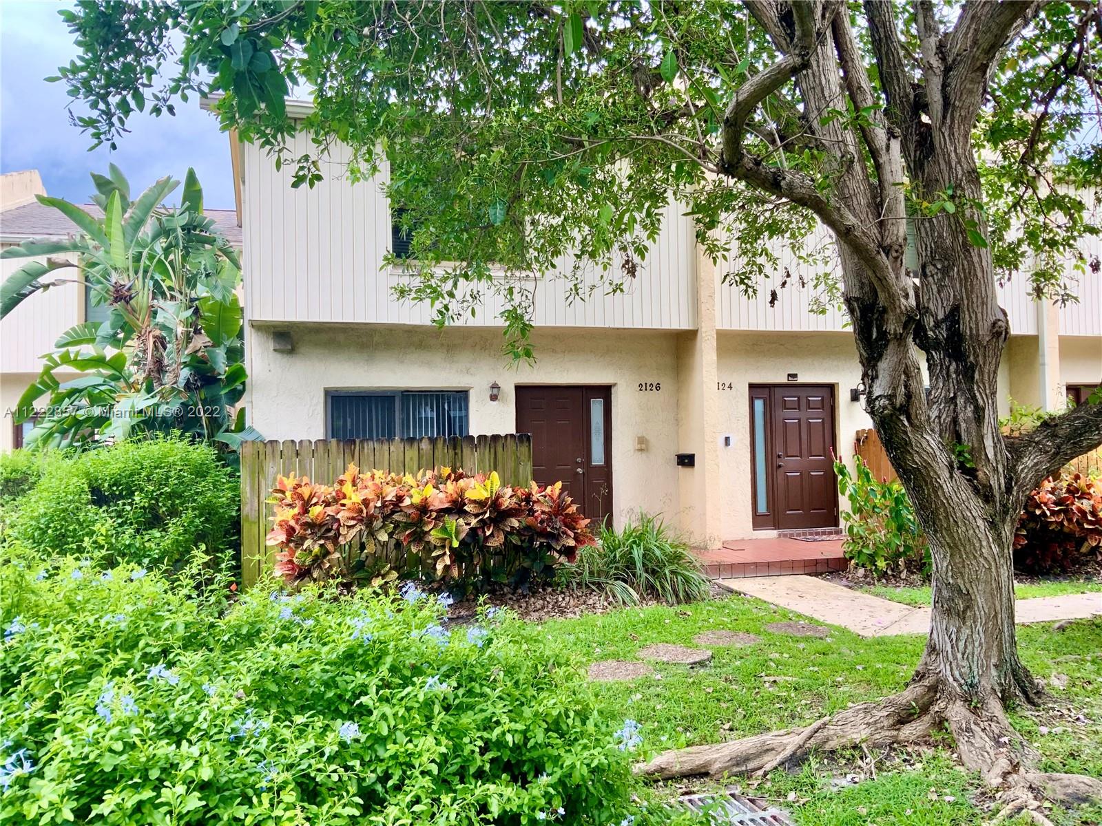 Great LIGHTHOUSE POINT location! Beautiful, clean and very spacious Townhouse. Screened patio, pool. Large bedrooms/closets. Guest bath, Washer/Dryer. Close to beautiful parks and Marina.