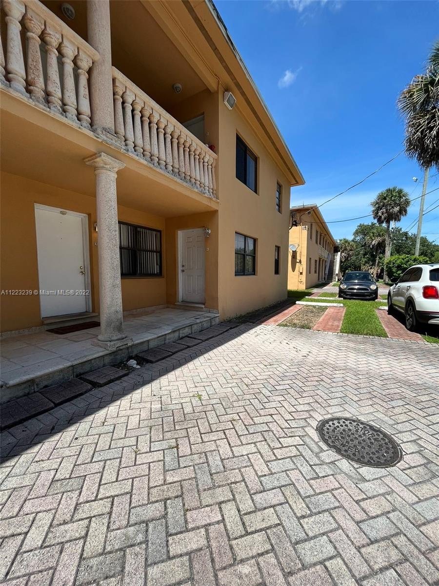 GREAT INVESTMENT TENANT
SOUTH MIAMI VILLAS - EASY ACCESS TO MAIN HIGHWAYS AND SHOPPING CENTERS
MONTLY RENT:$1,300
LEASED UNTIL:  DECEMBER 2022