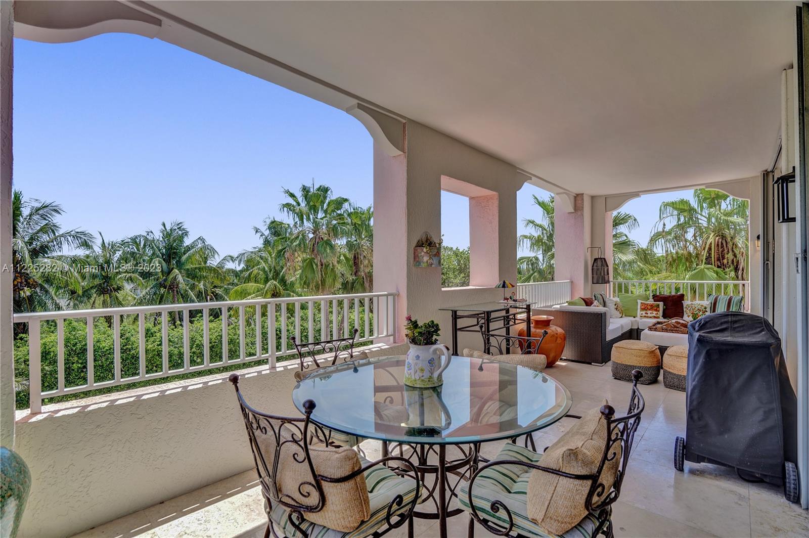 Closed kitchen with breakfast table nook