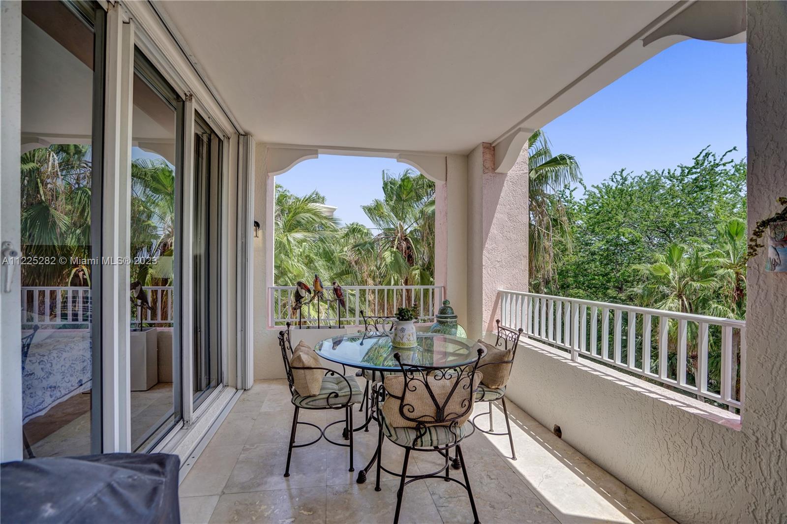 Closed kitchen with breakfast table nook