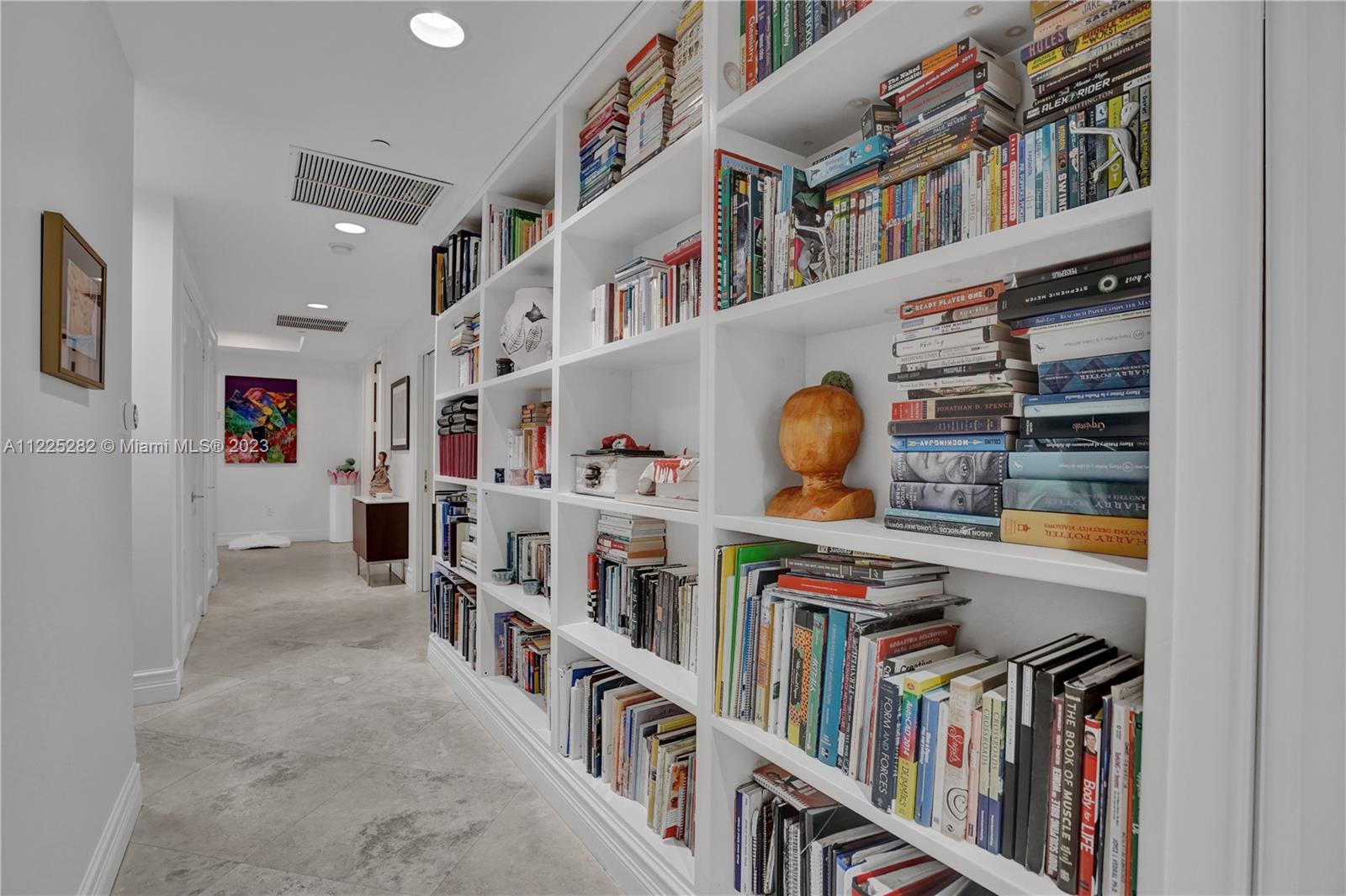 Closed kitchen with breakfast table nook