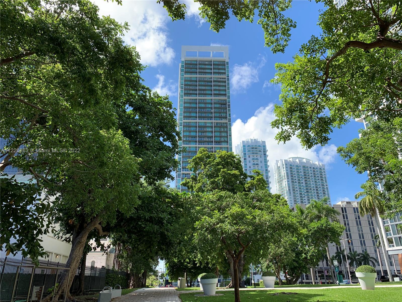 BEAUTIFUL AND SPACIOUS 2 BED 2 BATH CONDO WITH PORCELAIN FLOORS ALL THROUGH-OUT. EUROPEAN
KITCHEN WITH STAINLESS STEEL APPLIANCES AND QUARTZ COUNTER TOPS. AMAZING VIEWS OF MIAMI RIVER,BISCAYNE BAY AND THE CITY. GREAT FULL SERVICE BUILDING WITH PLENTY OF AMENITIES. EXCELLENT LOCATION RIGTH ON BRICKELL AVE WALKING DISTANCE TO DOWNTOWN AND 1 BLOCK FROM BRICKELL CITICENTRE.
