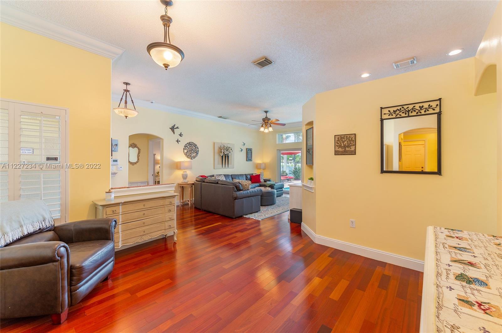 Listing Photo 14