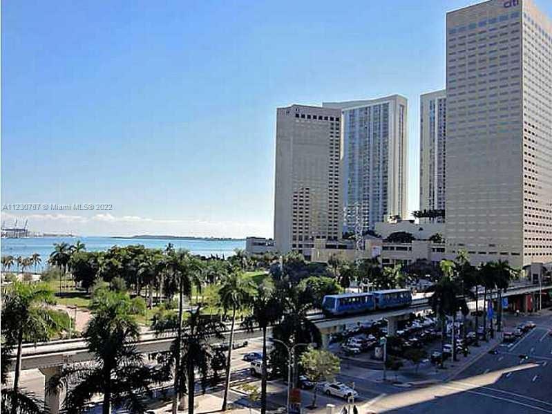 Amazing furnished condo in the heart of Downtown Miami. Amenities include: gym, pilates room, sauna, spa, party room & Olympic-size heated pool with cabanas. Close to Bayfront Park, Bayside, Museums, AA Arena & Whole Foods. 15 mins away from Miami Beach. Cable, internet & 1 assigned parking space included. No pets allowed.
Available only short term from July 24 to September 24.