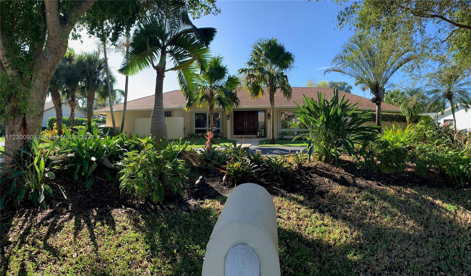 Georges and bright, immaculate house in Palmetto Bay. Quiet street, close to wonderful private and public school. Great social spaces inside and outside, ideal for friends and family entertaining. MUST SEE!!