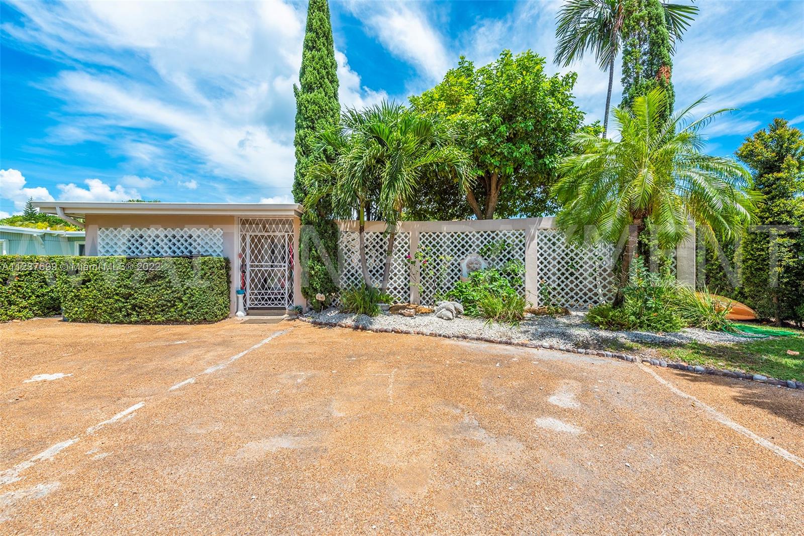 Desirable location with a Well Manicured and Spacious Layout. Renovated Pool and backyard space, Grand entrance to an inviting Three bedroom Three Full Bathroom House with a Built in Bar and Open Layout Living room.
Beautifully Positioned in front of the golf course and huge carport.
