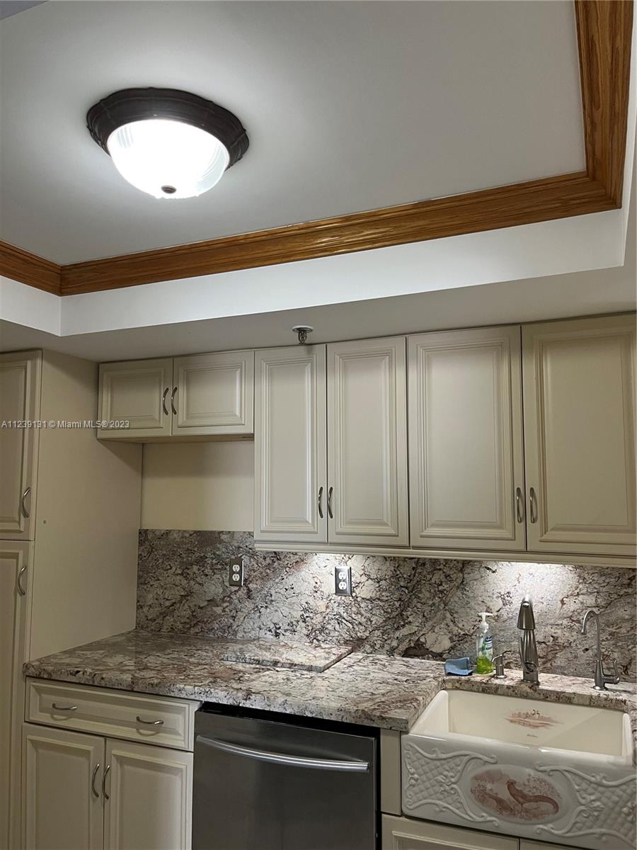 Kitchen w Tray Ceiling