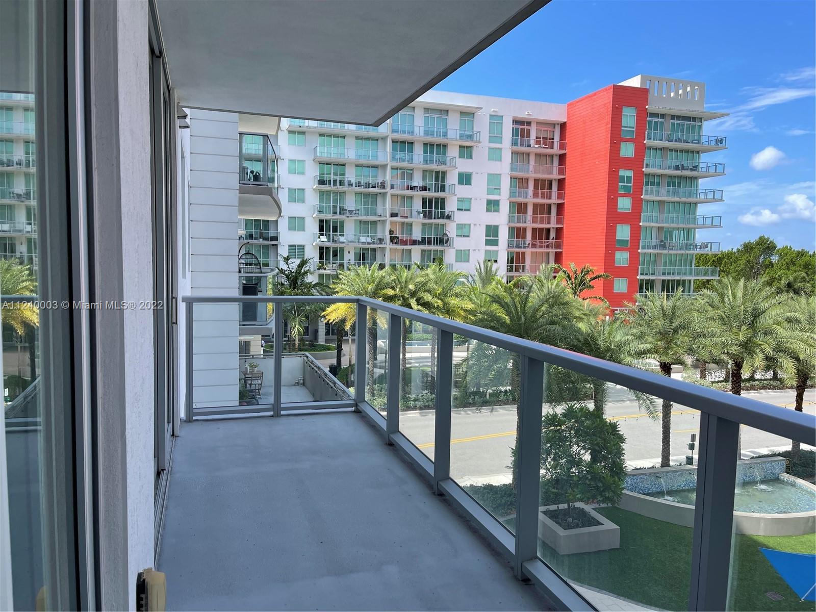 2 bedroom, 2 baths. Open modern kitchen with stainless steel appliances. Balcony with great Skyline views. Near to supermarket, restaurants Malls and A+ Schools. Spacious walk-in closet and bathroom. Impact windows, sliding glass doors and energy-saving air-conditioning.