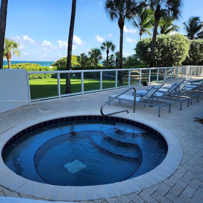 Jacuzzi close to enjoy Swimming Pool