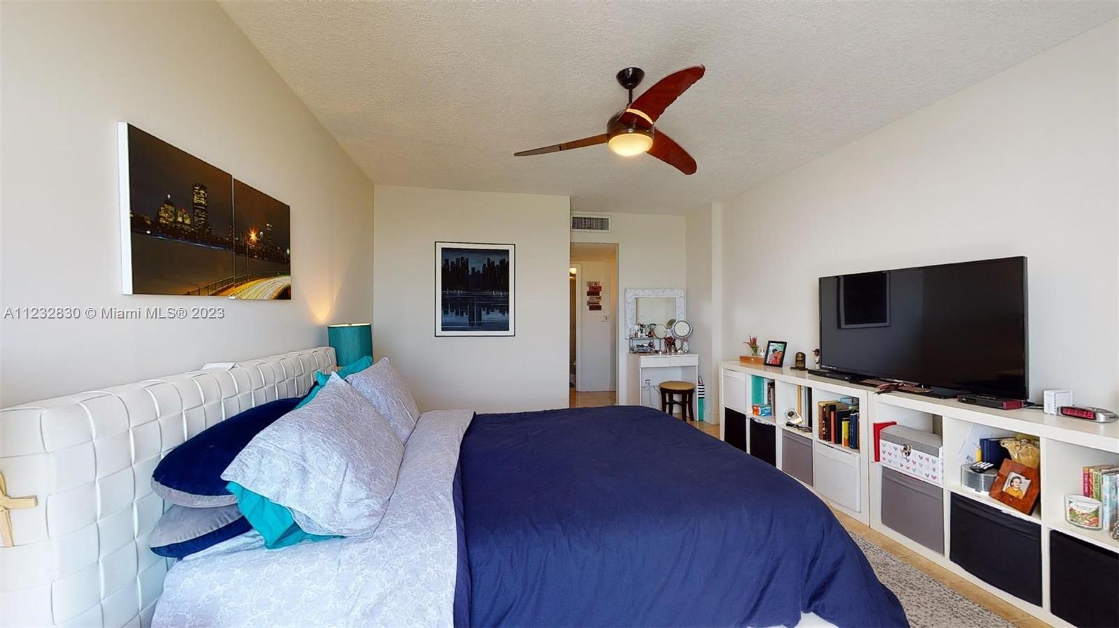 Bright and spacious main bedroom