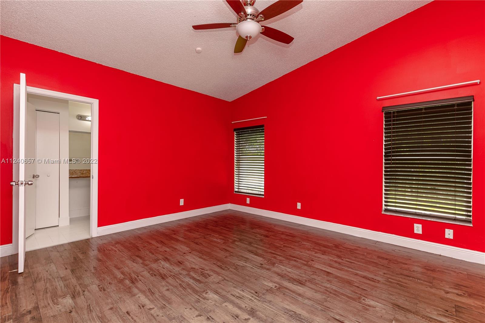 Listing Photo 12