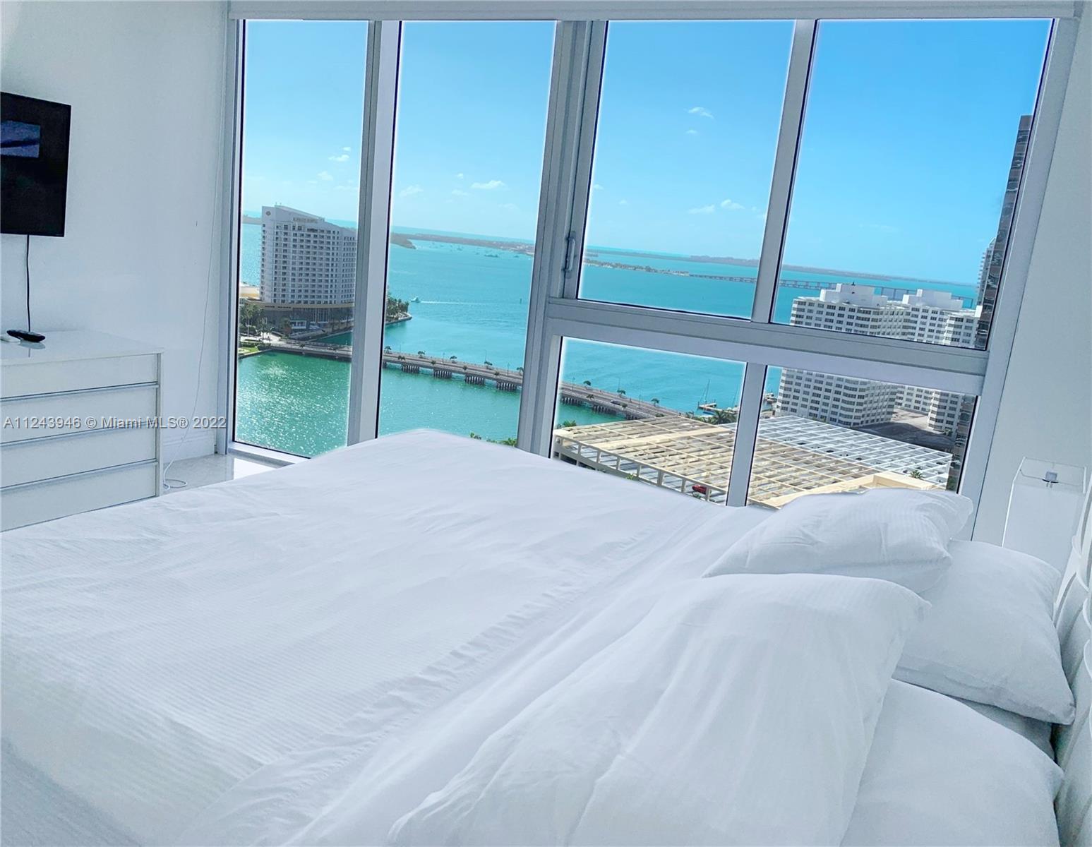 Amazing luxurious 2/2 unit in the heart of Brickell.
Stainless steel appliances, granite counter tops.
Spectacular bay and oceans views.
5 star amenities including pool, fitness center, business center, SPA, 24HRS Concierge &Valet Parking