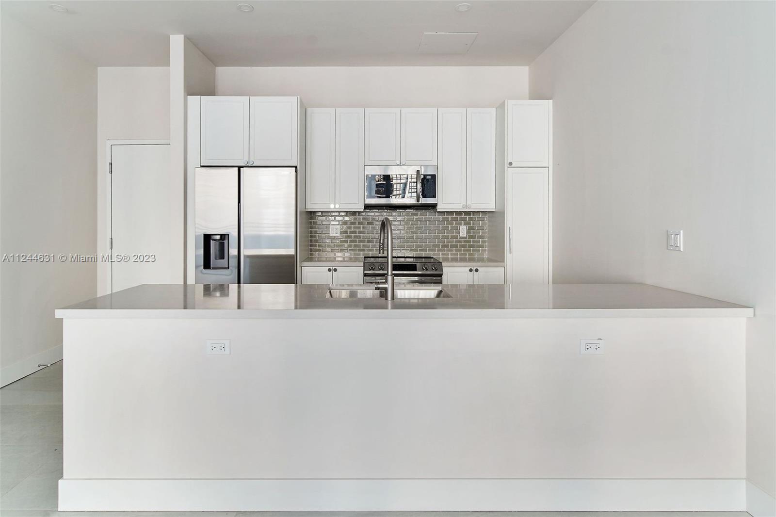 555 NE 34th St 802