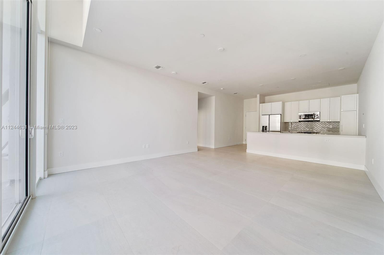 555 NE 34th St 802