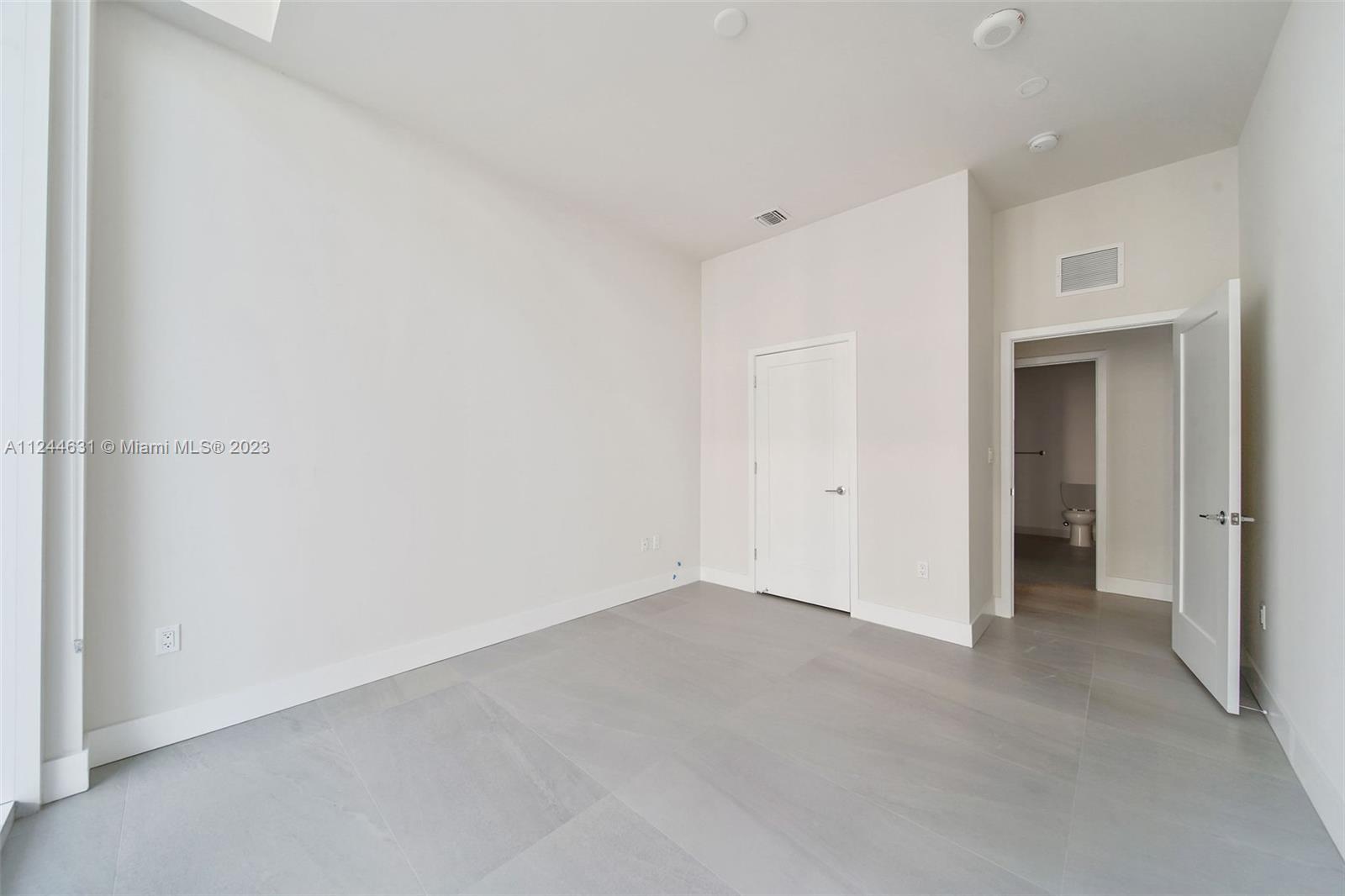 555 NE 34th St 802
