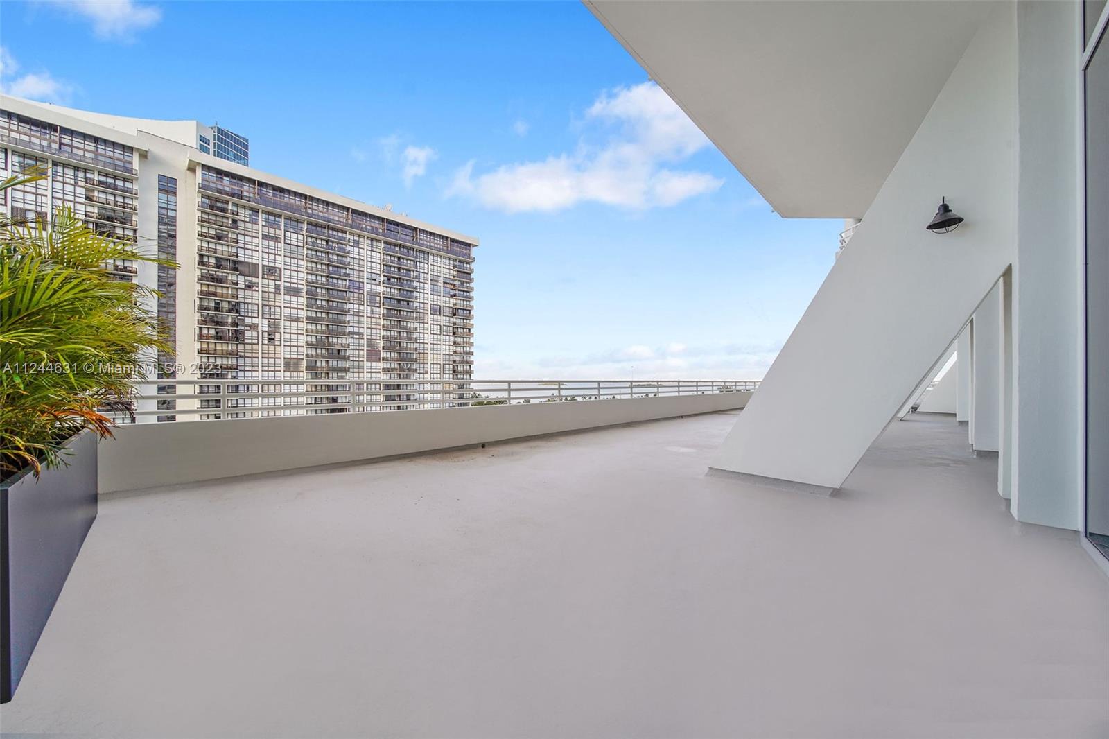 555 NE 34th St 802