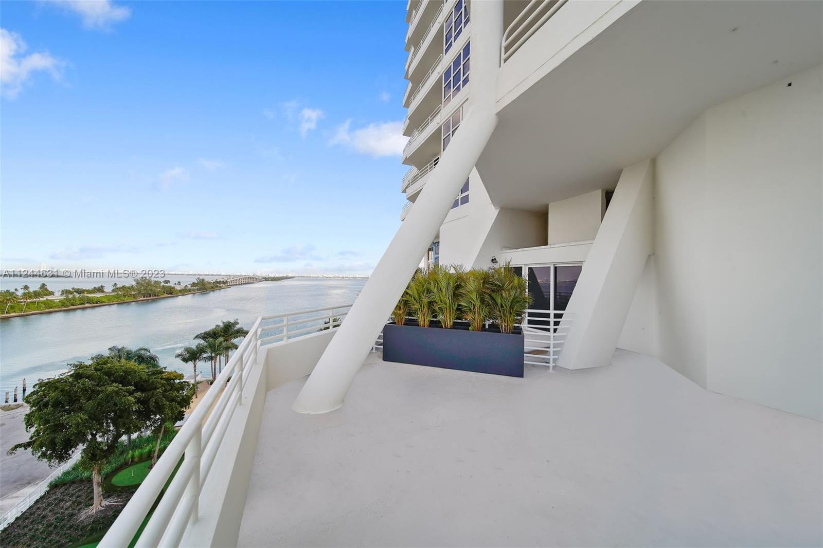 555 NE 34th St 802
