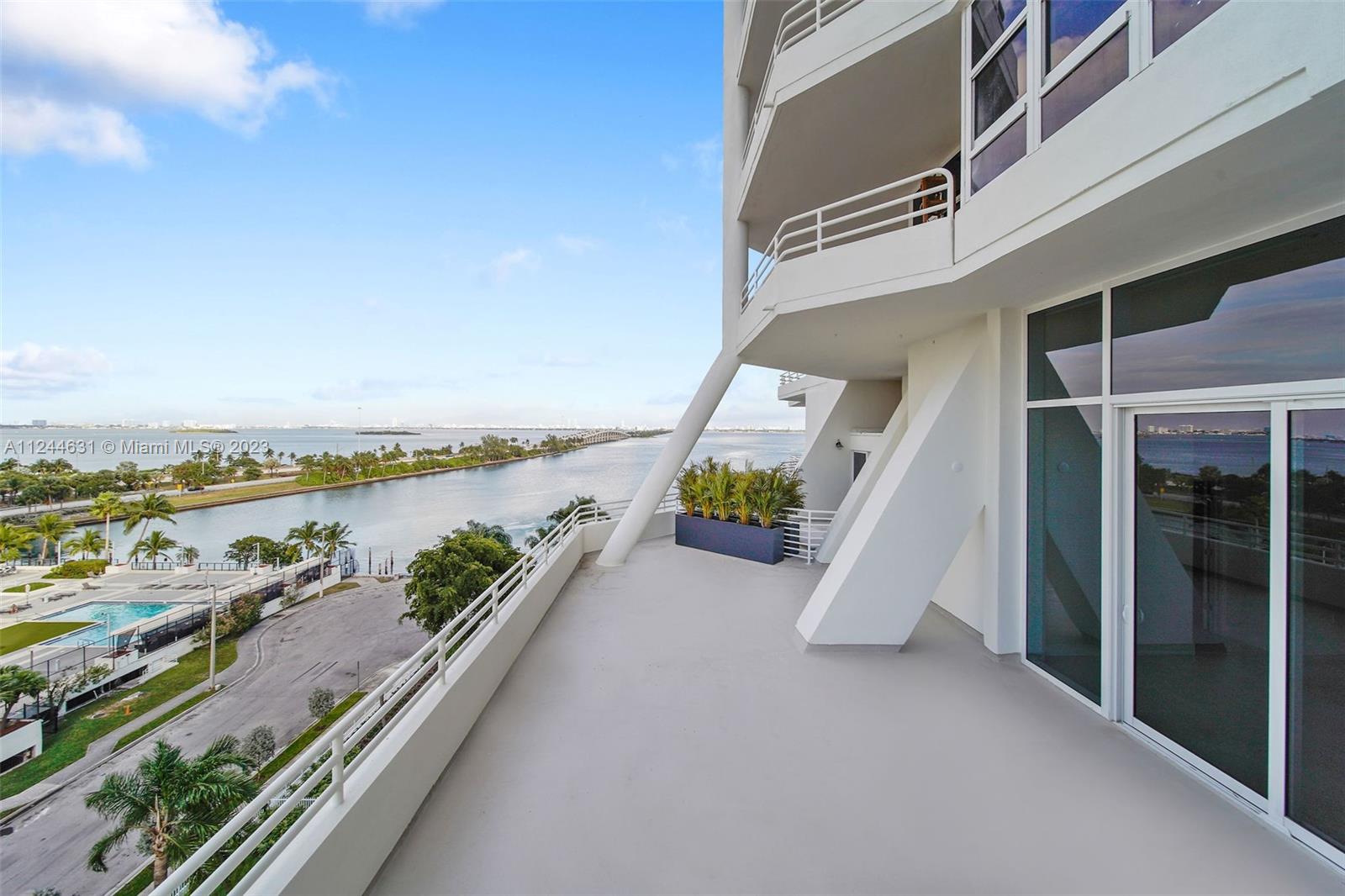 555 NE 34th St 802