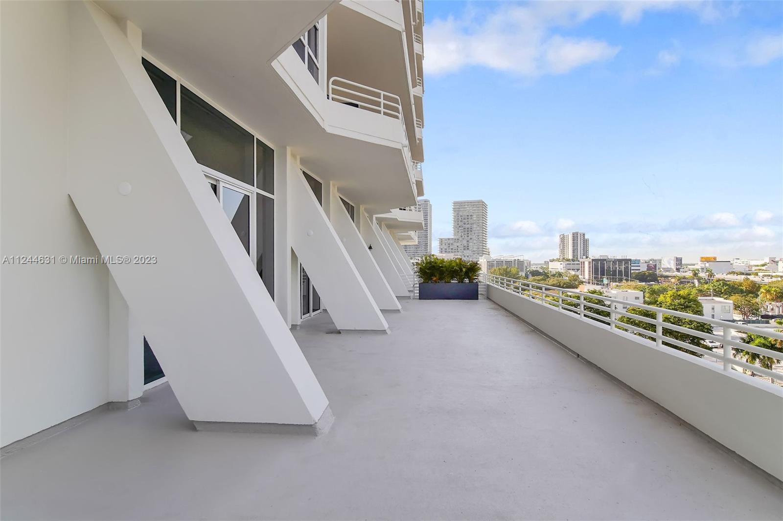 555 NE 34th St 802