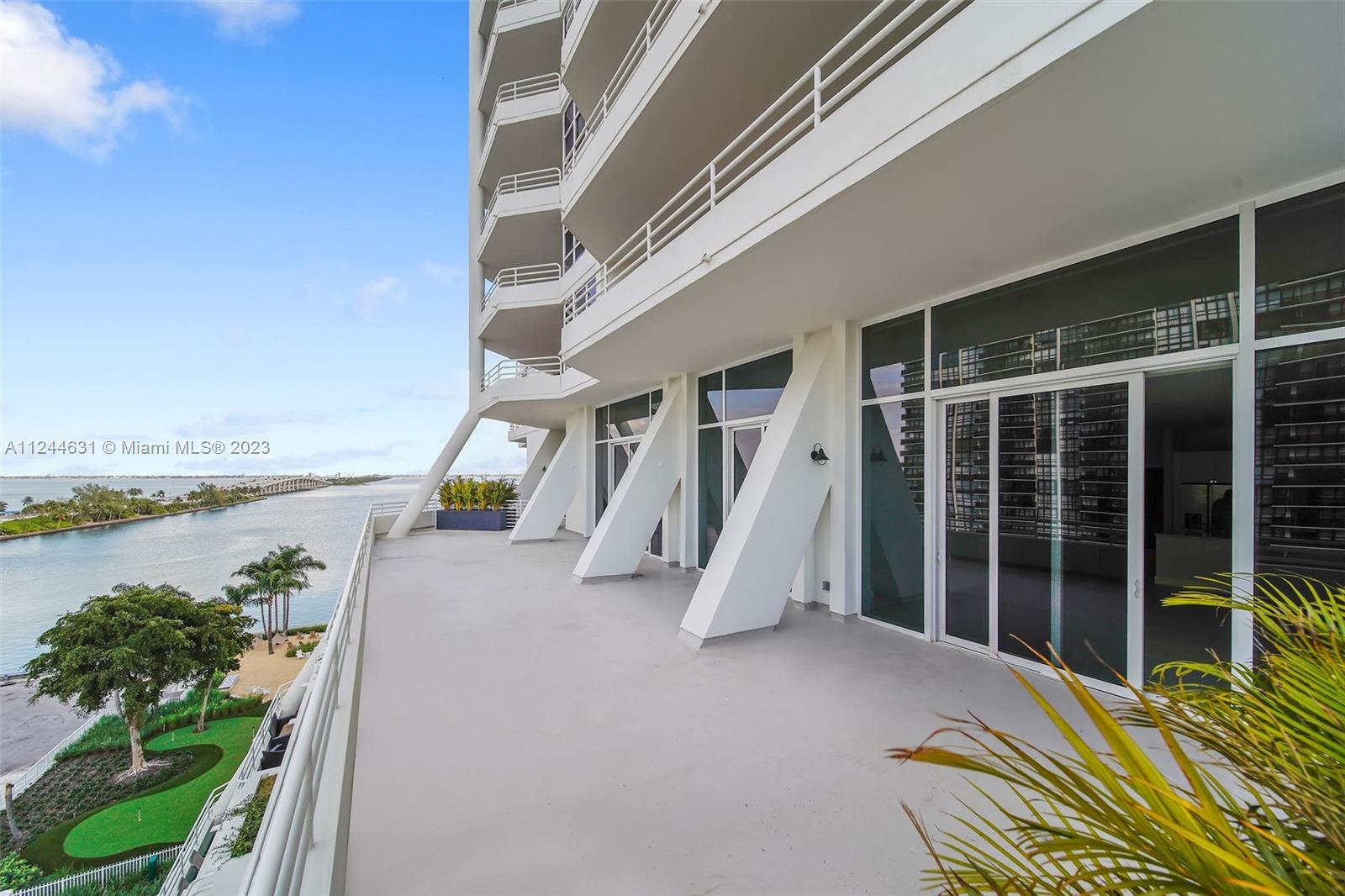 555 NE 34th St 802