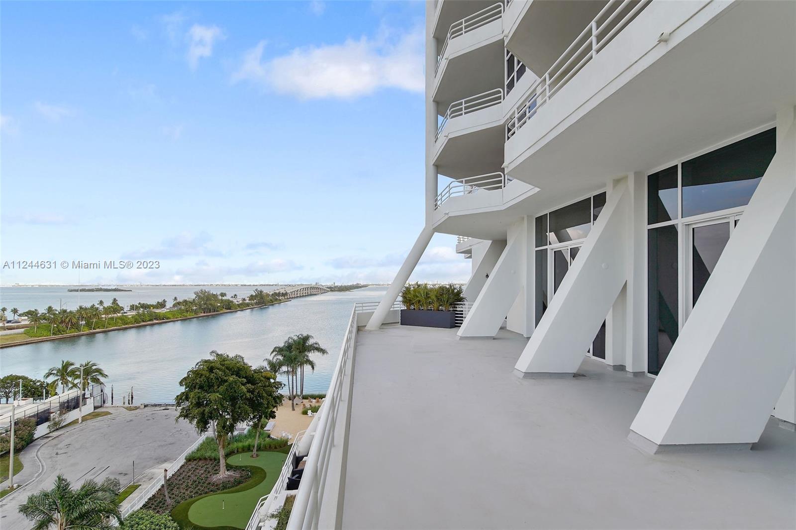 555 NE 34th St 802