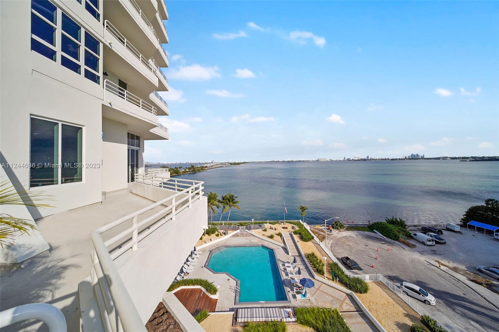 555 NE 34th St 803