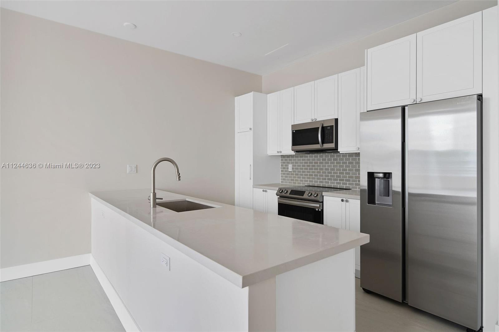 555 NE 34th St 803