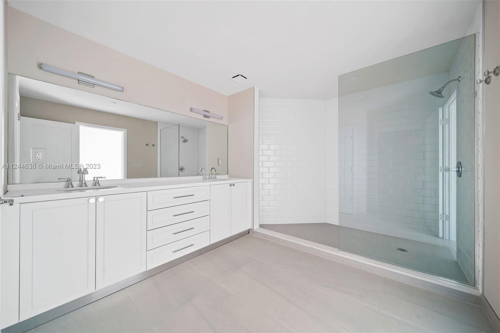 555 NE 34th St 803