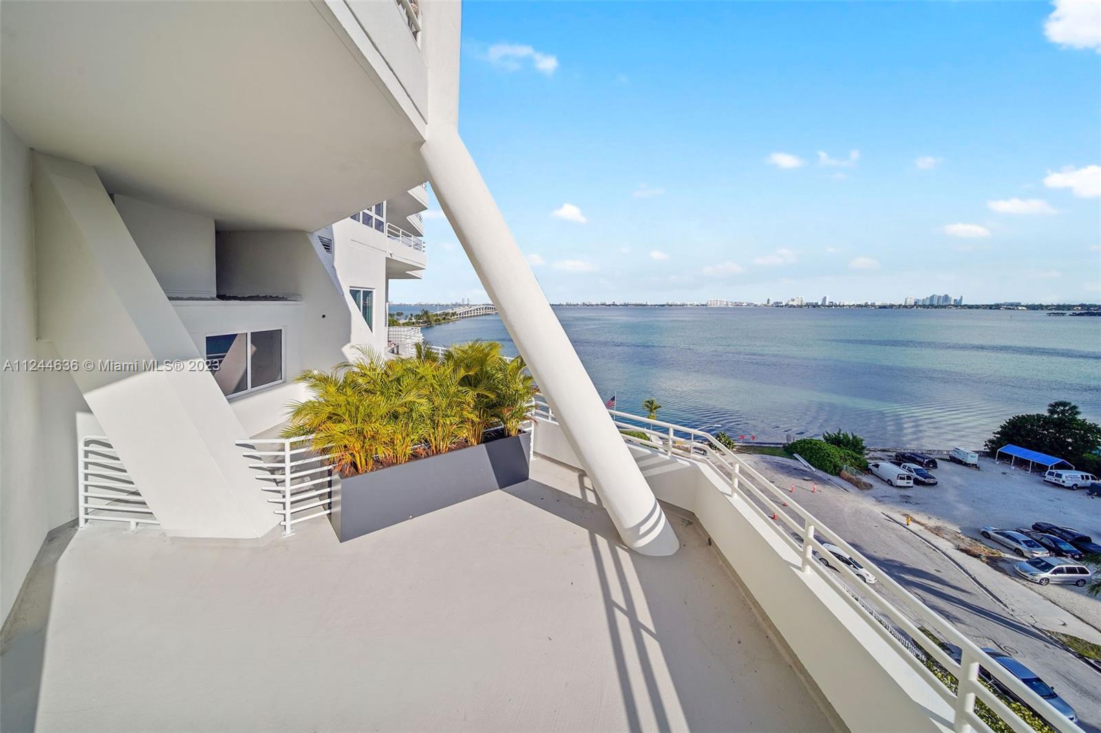 555 NE 34th St 803