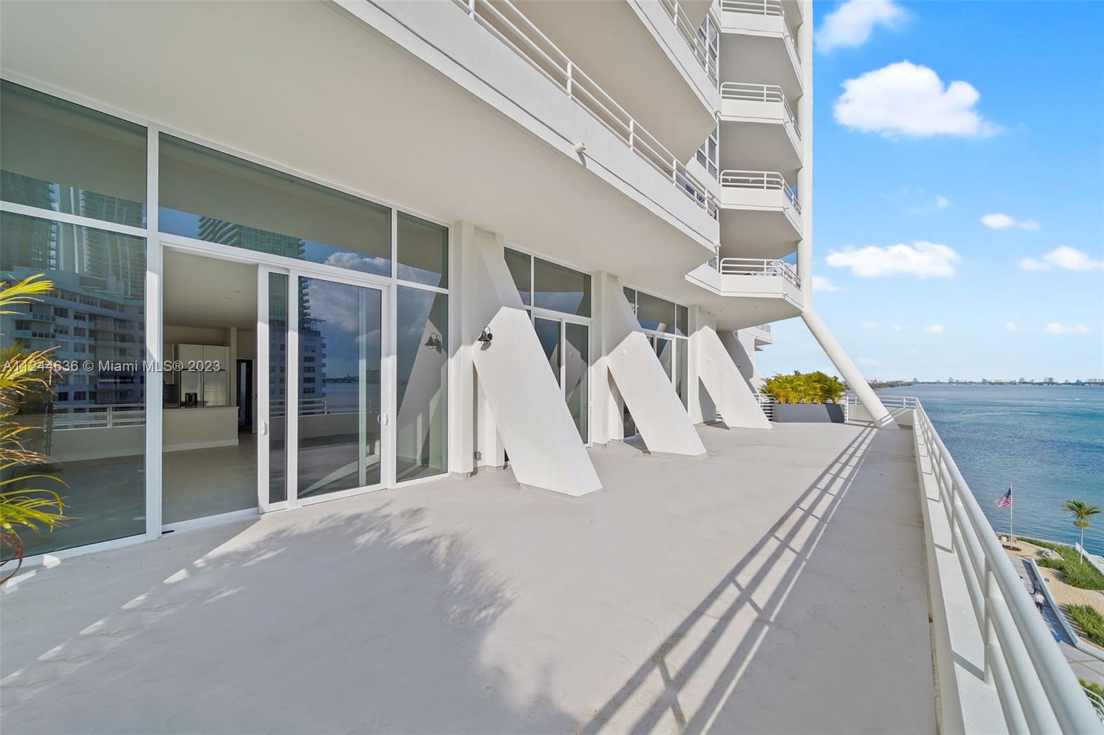 555 NE 34th St 803
