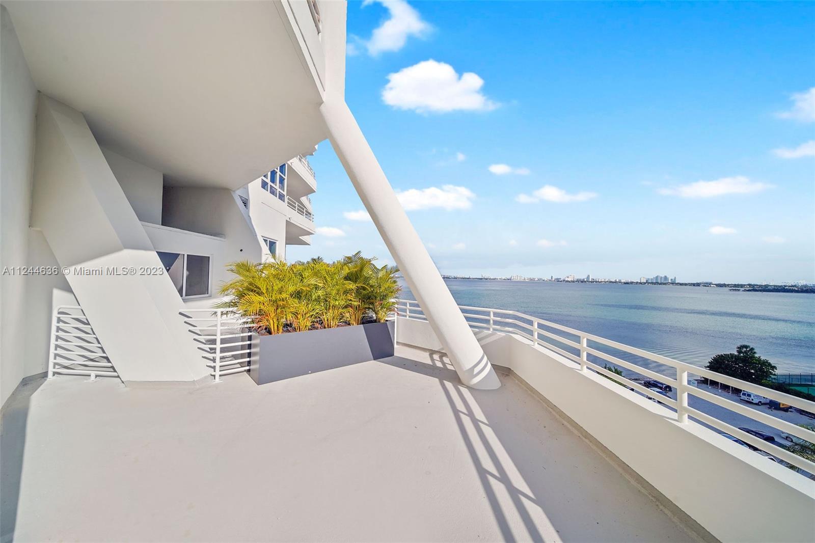 555 NE 34th St 803
