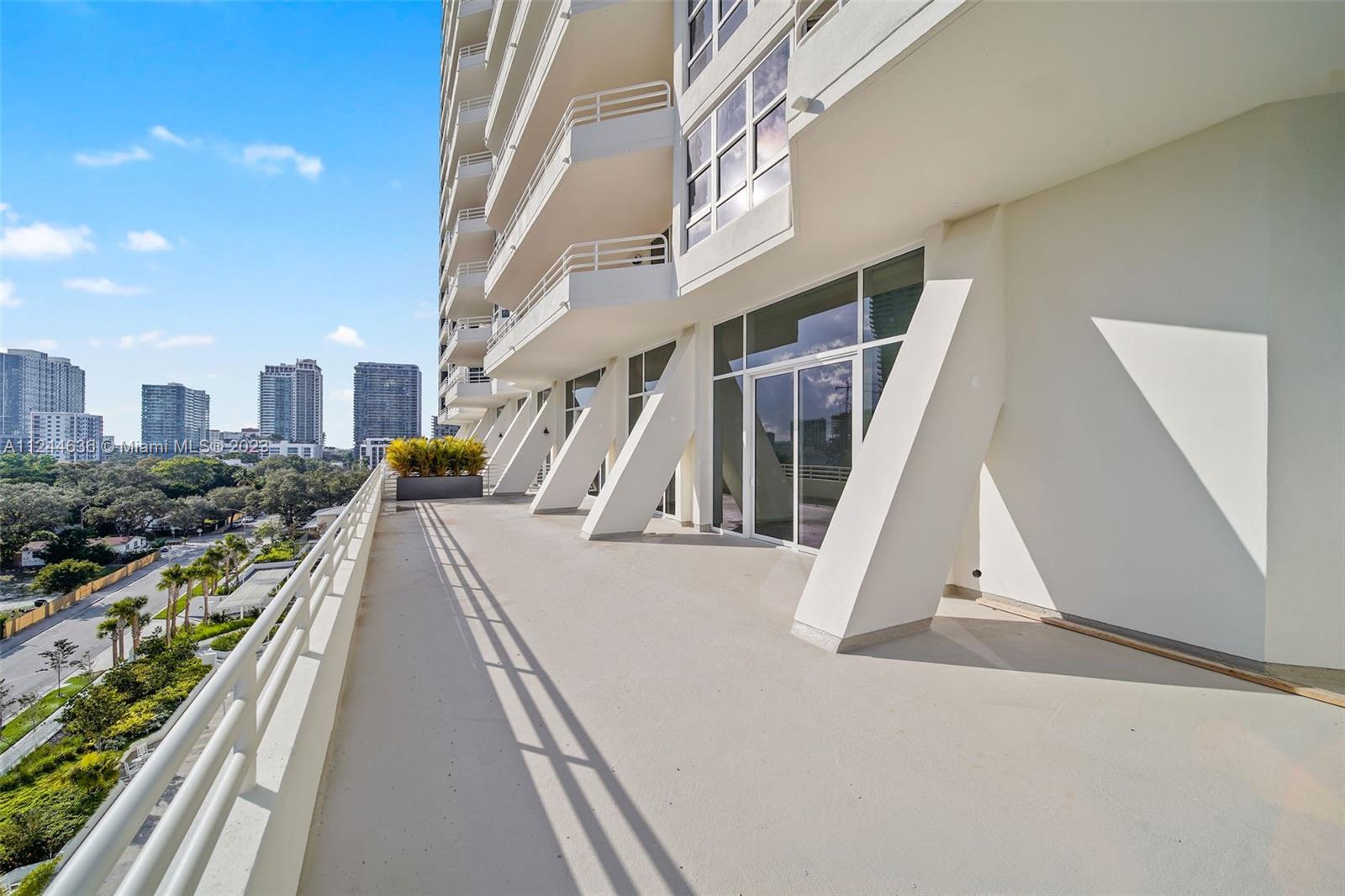 555 NE 34th St 803