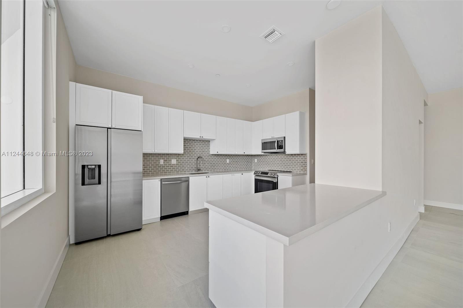 555 NE 34th St 806