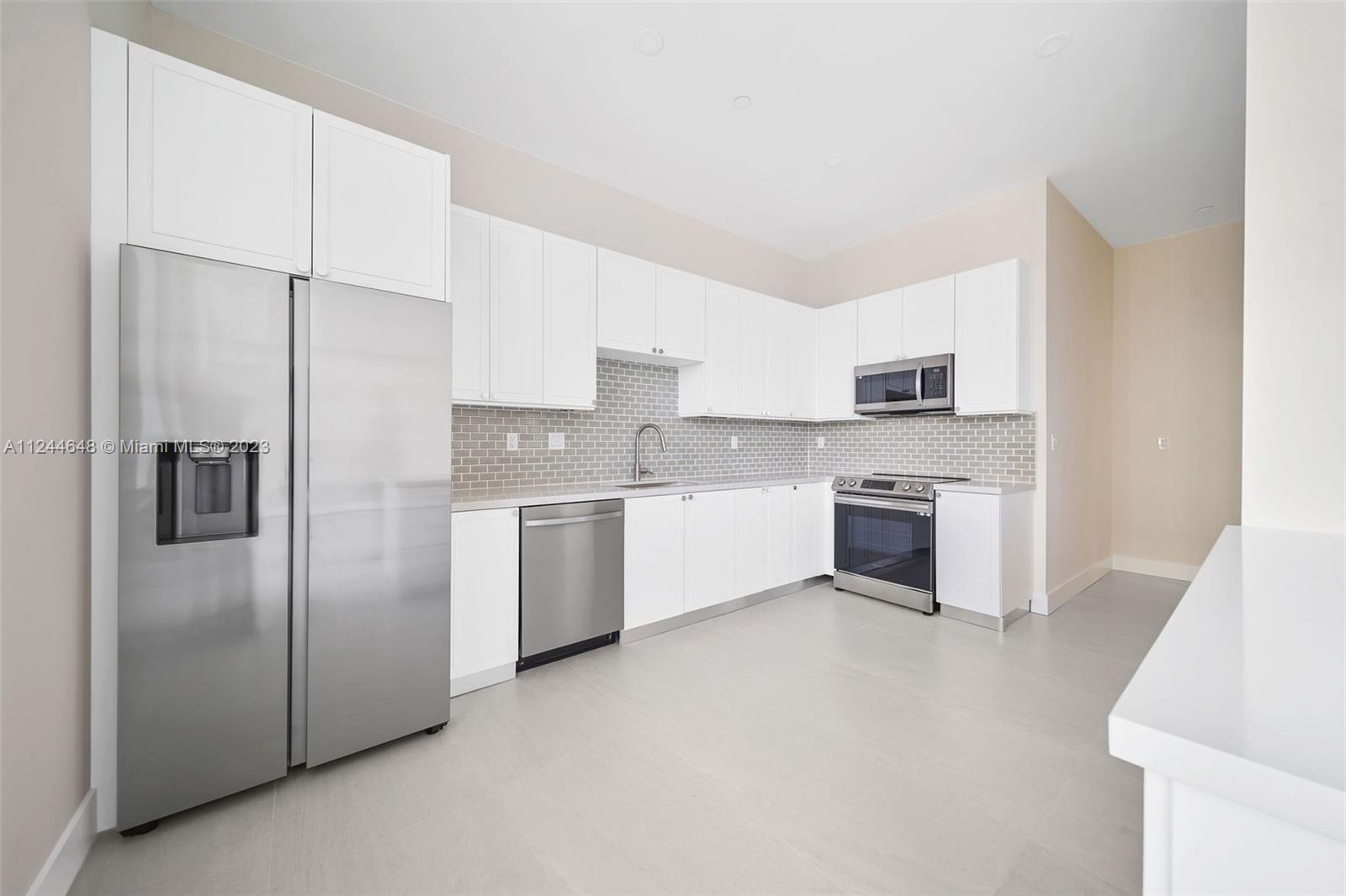 555 NE 34th St 806