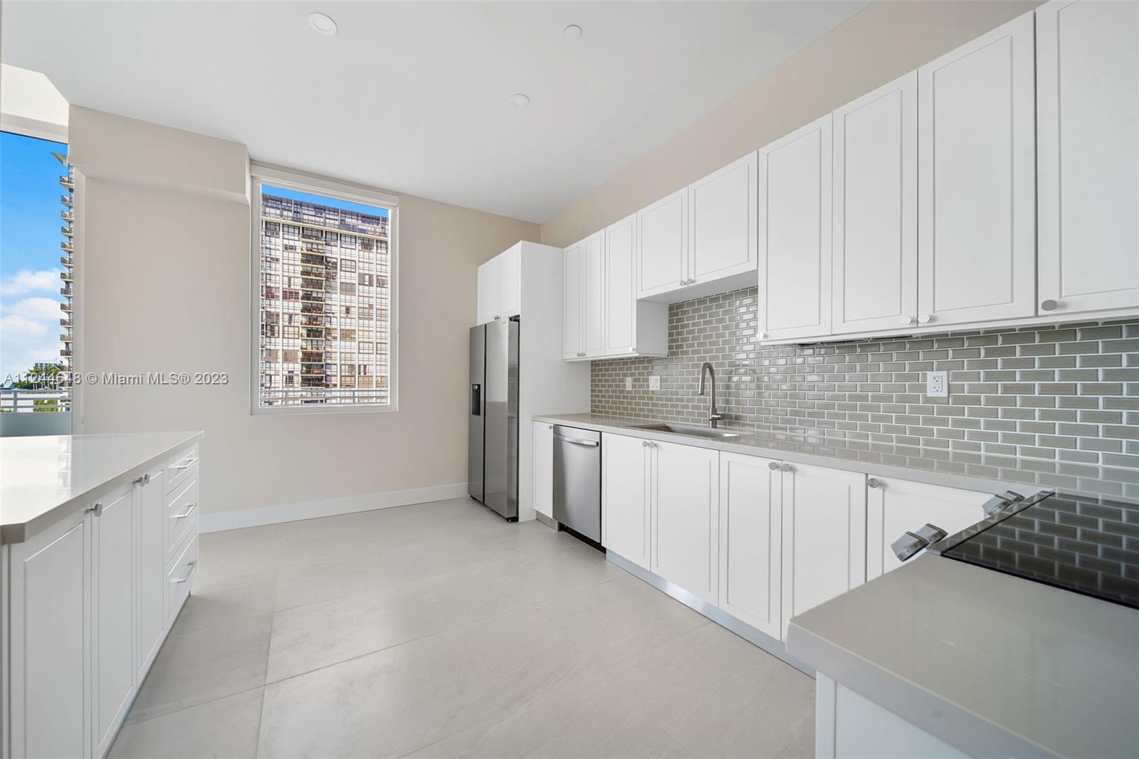555 NE 34th St 806