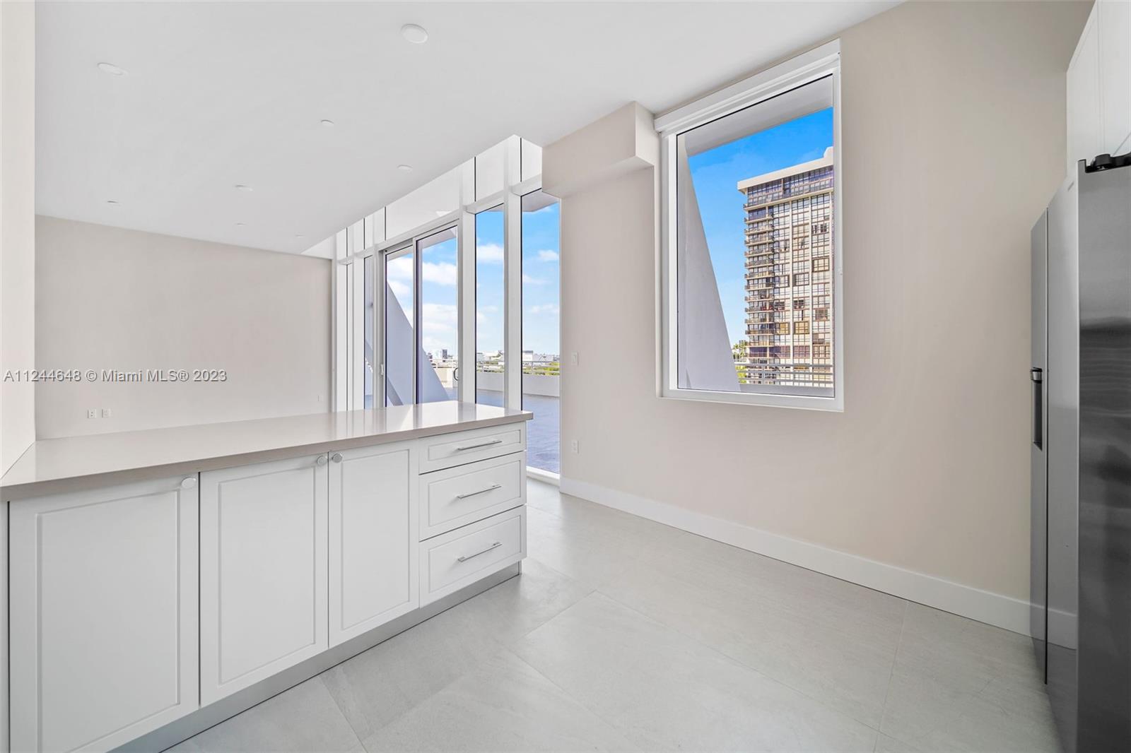555 NE 34th St 806