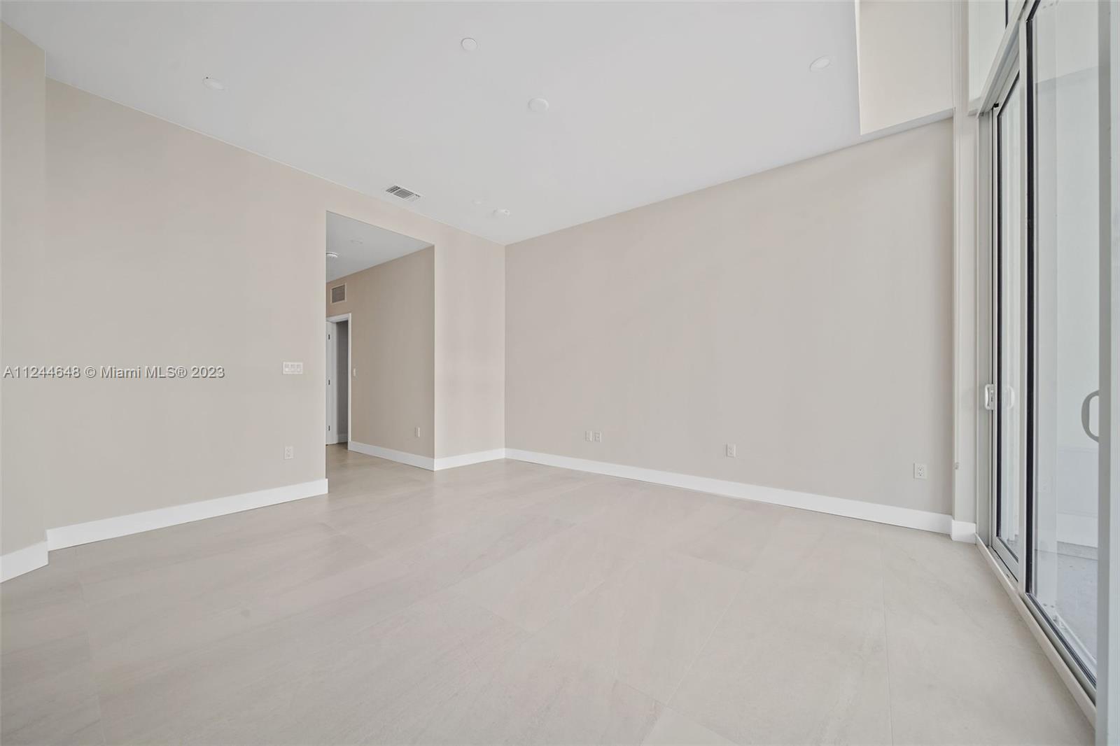 555 NE 34th St 806