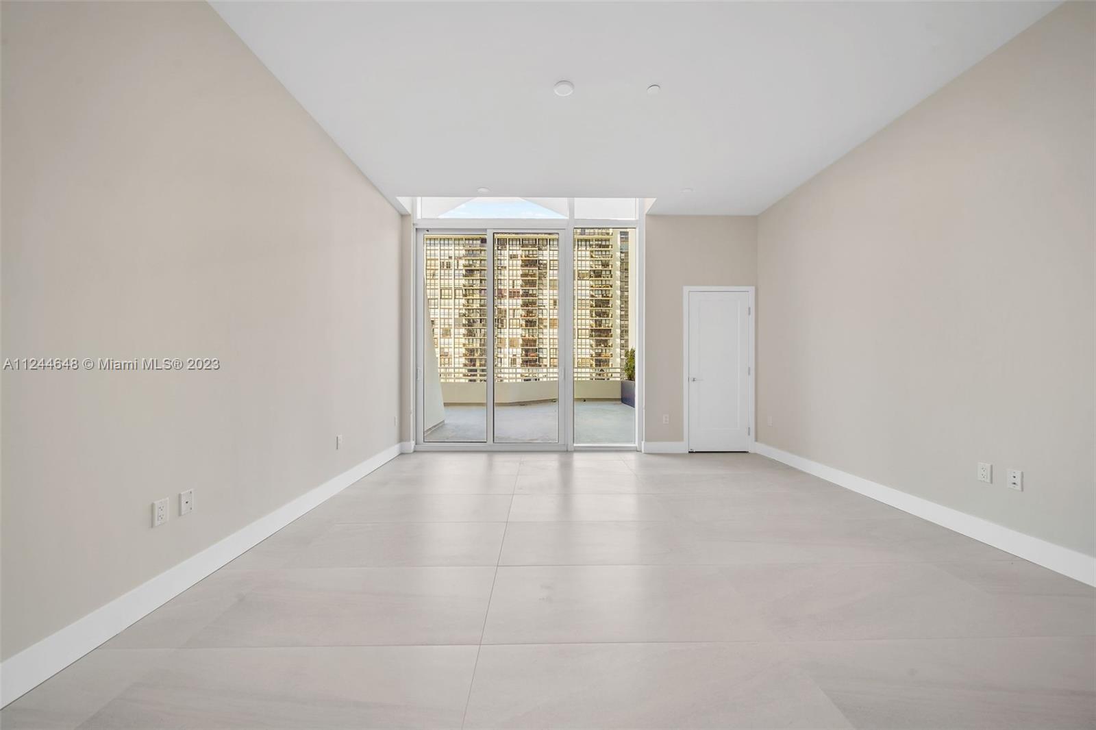 555 NE 34th St 806