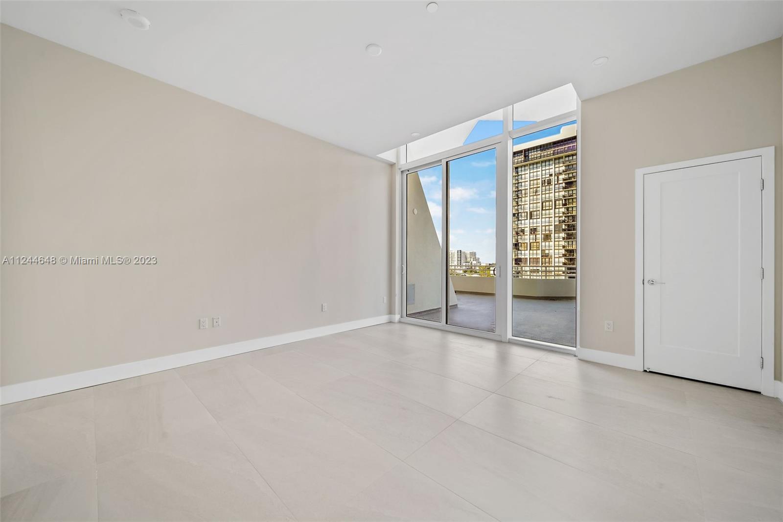555 NE 34th St 806