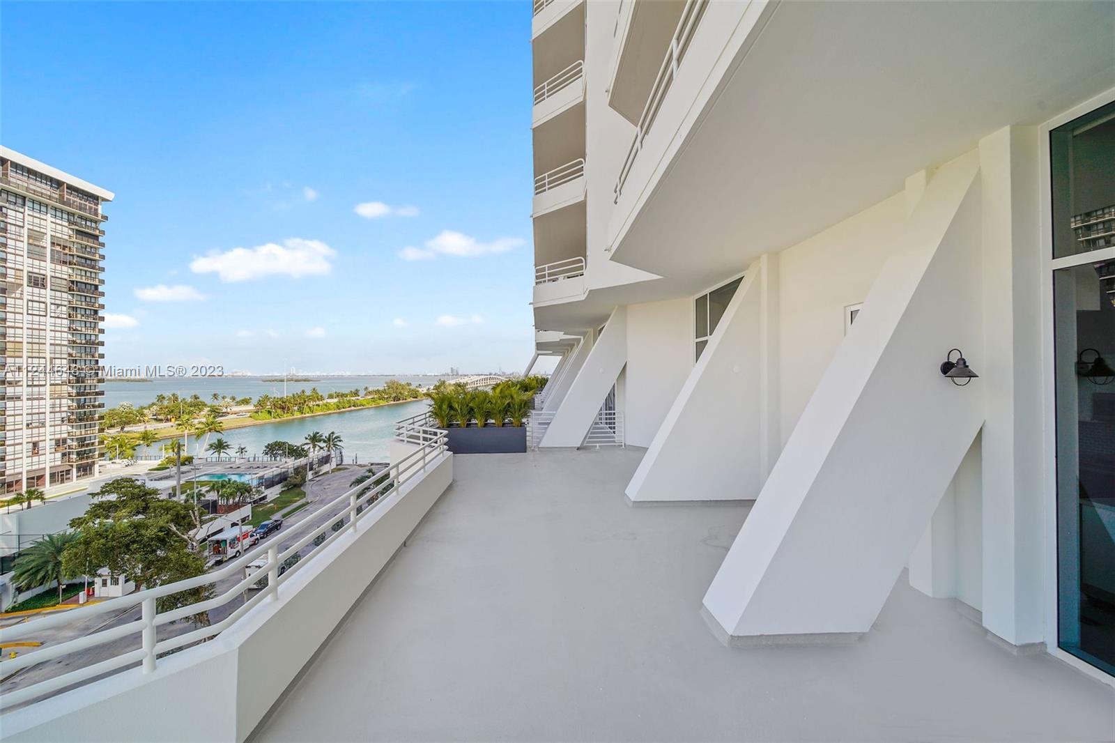 555 NE 34th St 806