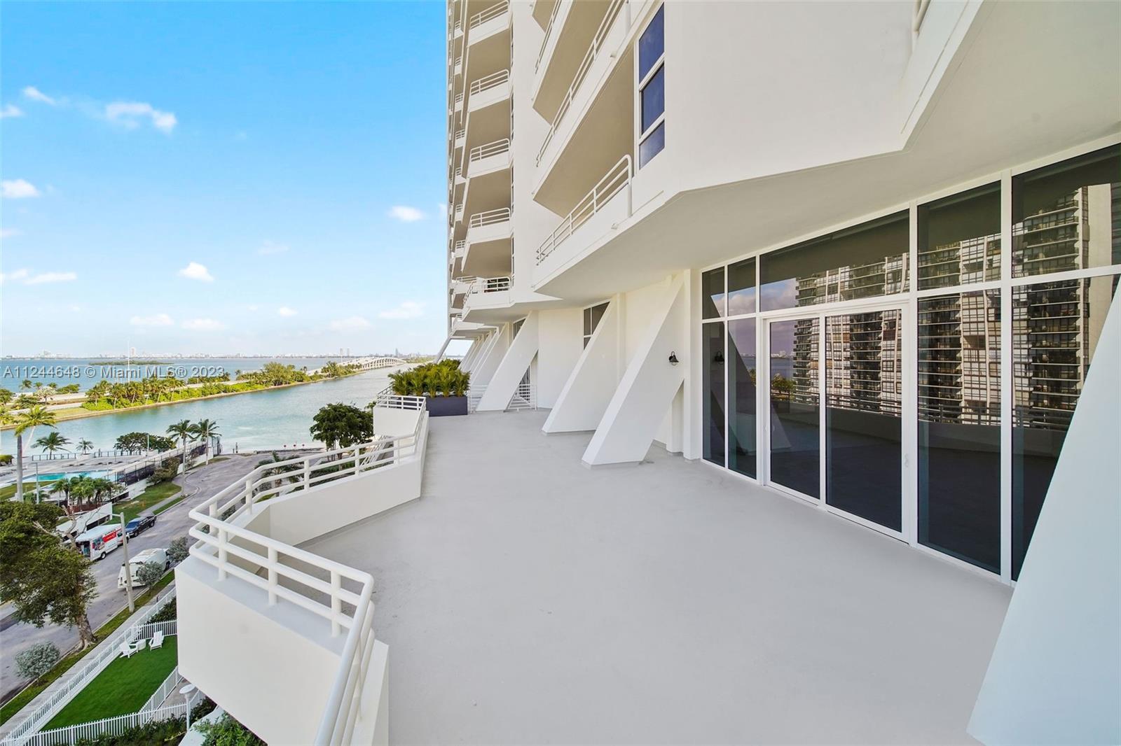 555 NE 34th St 806