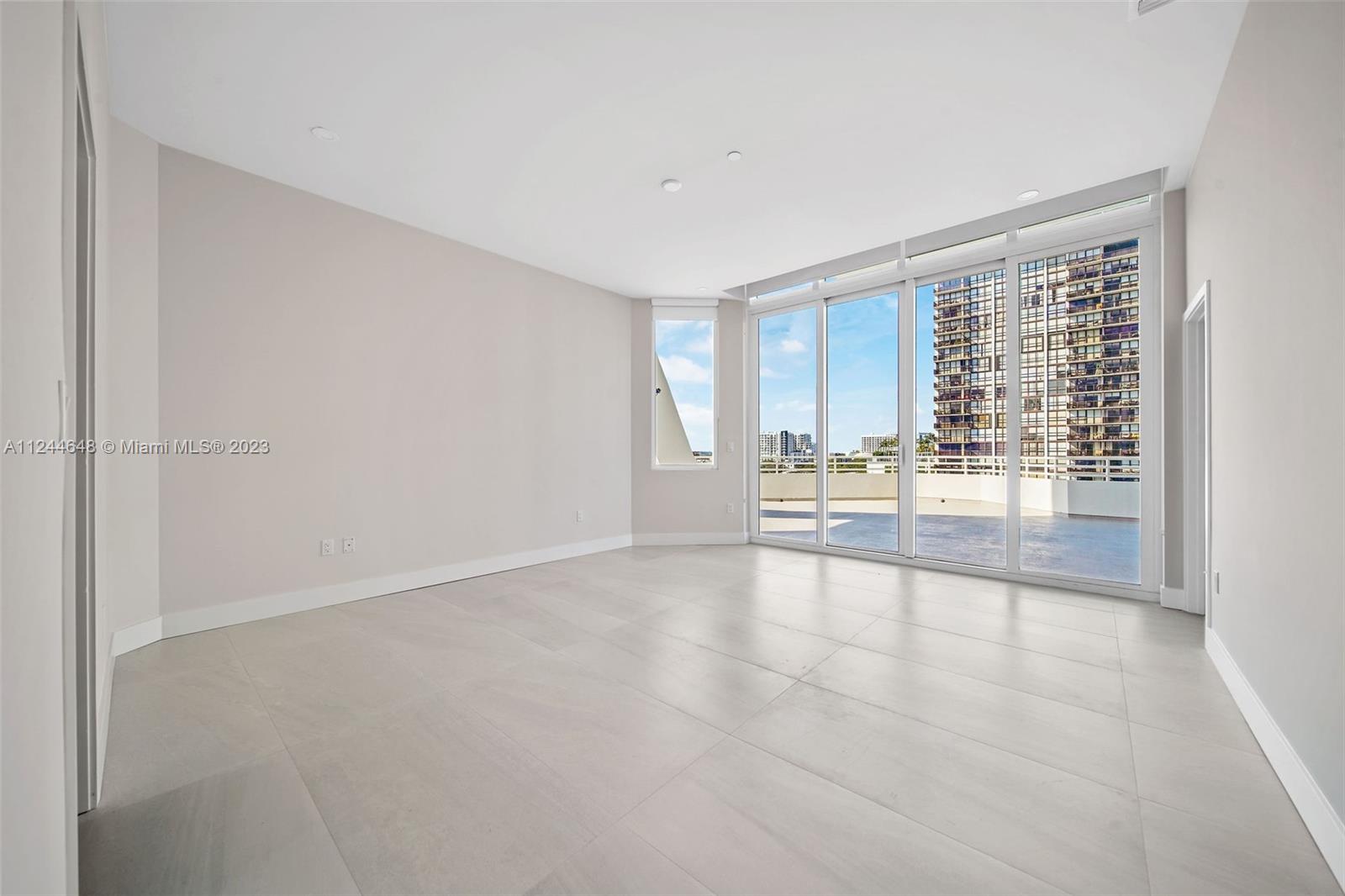 555 NE 34th St 806