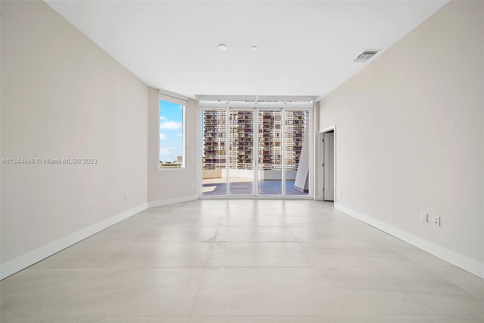 555 NE 34th St 806