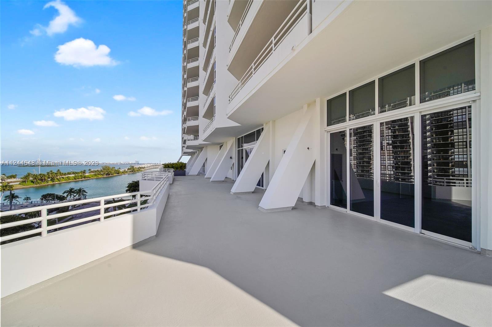555 NE 34th St 806