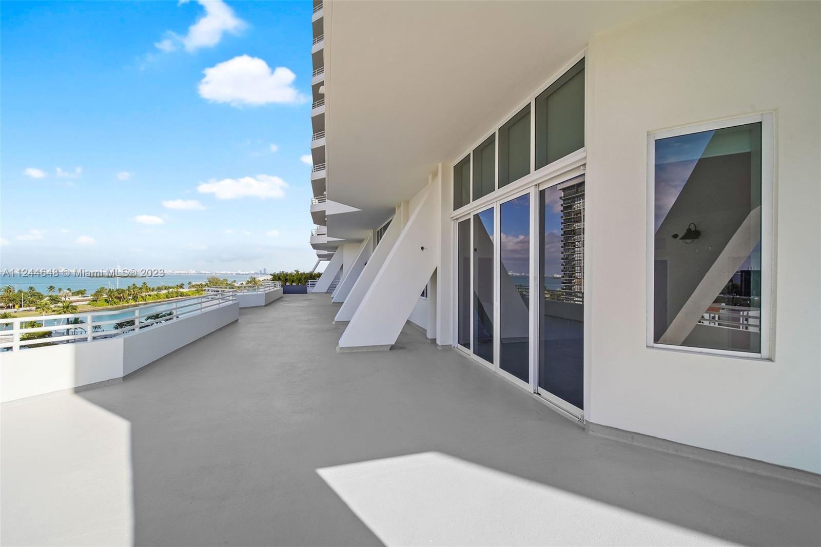 555 NE 34th St 806